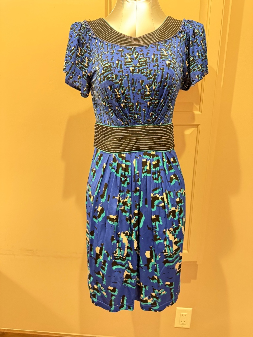 BCBG MAXAZRIA DRESS.  BLUE BLACK WHITE PATTERN. SIZE SMALL